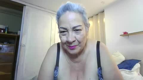 Snapshot of mom_is_wet chatting on 03-05-26, 04:19 nativa online show from 03-05-26, 04:19