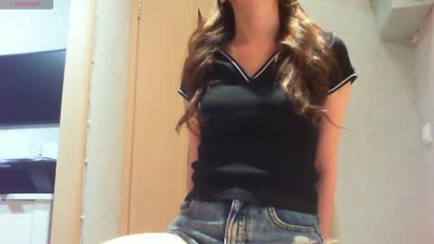 Snapshot of momentbeforedown chatting on 10-12-25, 10:09 Hailey online show from 10-12-25, 10:09