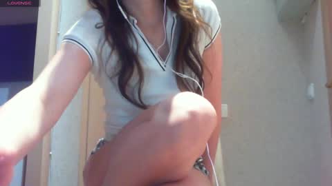 Snapshot of momentbeforedown chatting on 10-18-25, 04:04 Hailey online show from 10-18-25, 04:04