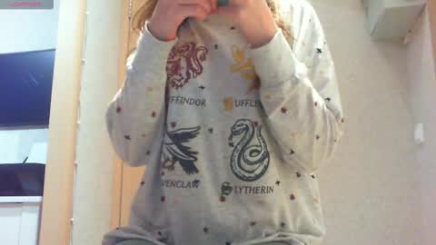 Snapshot of momentbeforedown chatting on 10-26-25, 02:45 Hailey online show from 10-26-25, 02:45