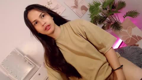 Snapshot of momi_khem019 chatting on 09-19-25, 07:32 MOMIKHEM online show from 09-19-25, 07:32