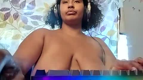 Snapshot of mommybubbles chatting on 10-06-25, 05:43 Mommy bubbles online show from 10-06-25, 05:43