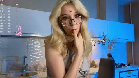 Snapshot of monahase chatting on 12-29-24, 11:08 Mona online show from 12-29-24, 11:08