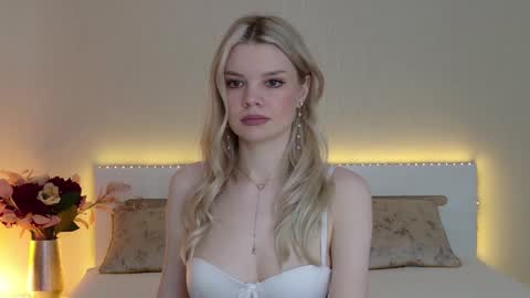 Snapshot of monaxxx_ chatting on 12-18-24, 01:23 Monaxxx online show from 12-18-24, 01:23