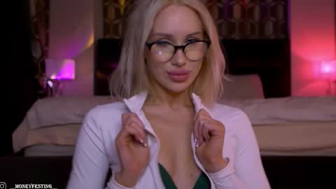 Snapshot of moneyfesting chatting on 10-16-25, 12:44 Angelina online show from 10-16-25, 12:44