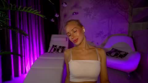 Snapshot of moneyfesting chatting on 11-07-25, 09:15 Angelina online show from 11-07-25, 09:15