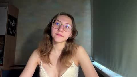 Mia online show from 06-17-26, 01:34