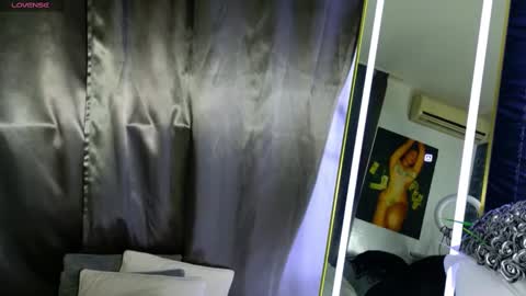 Snapshot of monique_a chatting on 03-09-25, 05:06 Ask me online show from 03-09-25, 05:06