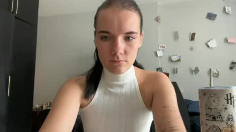 Snapshot of moniquerinn chatting on 04-15-26, 04:30 Rose online show from 04-15-26, 04:30