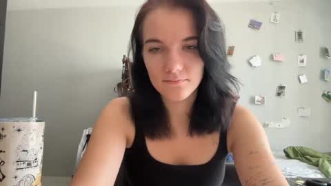 Snapshot of moniquerinn chatting on 04-17-26, 05:21 Rose online show from 04-17-26, 05:21