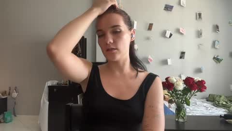 Snapshot of moniquerinn chatting on 04-18-26, 05:33 Rose online show from 04-18-26, 05:33