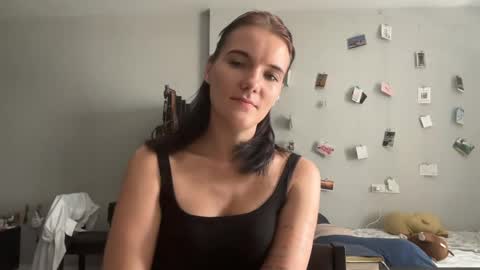 Snapshot of moniquerinn chatting on 04-23-26, 05:30 Rose online show from 04-23-26, 05:30