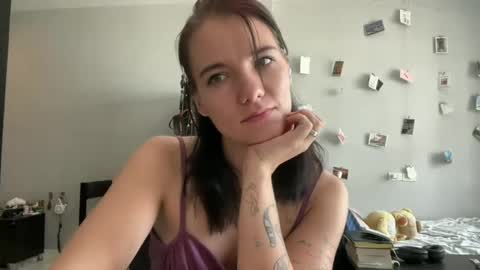 Snapshot of moniquerinn chatting on 04-27-26, 05:49 Rose online show from 04-27-26, 05:49