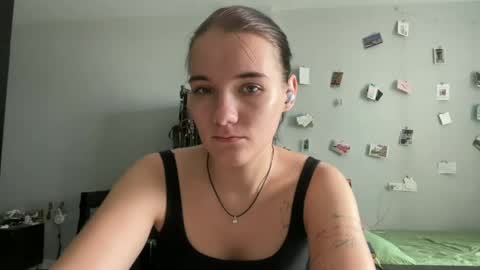 Snapshot of moniquerinn chatting on 04-30-26, 06:09 Rose online show from 04-30-26, 06:09