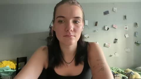 Snapshot of moniquerinn chatting on 05-02-26, 09:36 Rose online show from 05-02-26, 09:36