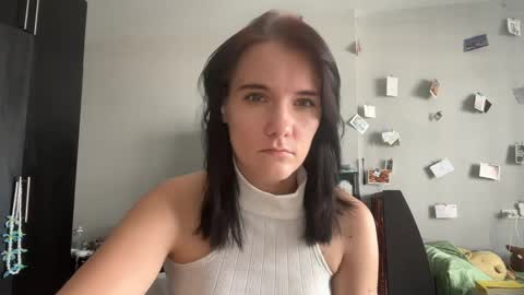 Snapshot of moniquerinn chatting on 05-06-26, 07:35 Rose online show from 05-06-26, 07:35