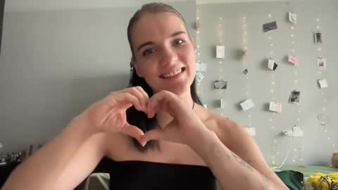 Snapshot of moniquerinn chatting on 05-09-26, 08:08 Rose online show from 05-09-26, 08:08