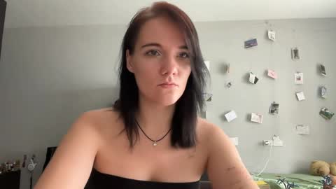 Snapshot of moniquerinn chatting on 05-10-26, 07:13 Rose online show from 05-10-26, 07:13