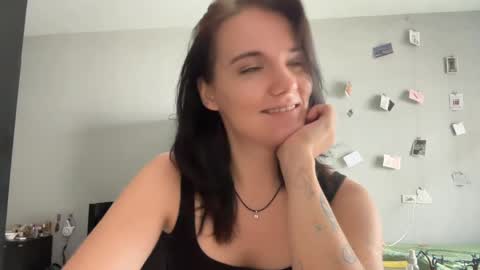 Snapshot of moniquerinn chatting on 05-12-26, 07:49 Rose online show from 05-12-26, 07:49
