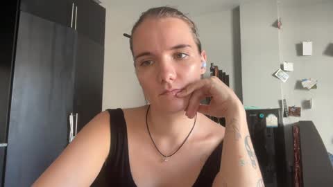 Snapshot of moniquerinn chatting on 05-15-26, 08:32 Rose online show from 05-15-26, 08:32
