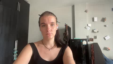 Snapshot of moniquerinn chatting on 05-16-26, 06:21 Rose online show from 05-16-26, 06:21