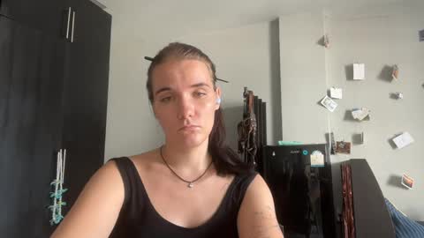Snapshot of moniquerinn chatting on 05-16-26, 06:32 Rose online show from 05-16-26, 06:32