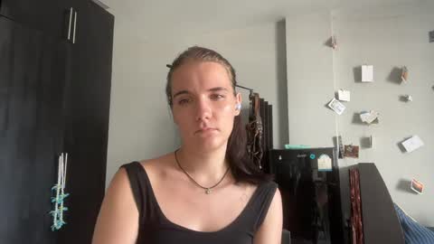 Snapshot of moniquerinn chatting on 05-16-26, 06:43 Rose online show from 05-16-26, 06:43