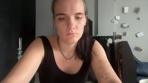 Snapshot of moniquerinn chatting on 05-16-26, 10:36 Rose online show from 05-16-26, 10:36