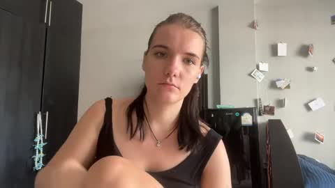 Snapshot of moniquerinn chatting on 05-17-26, 07:06 Rose online show from 05-17-26, 07:06