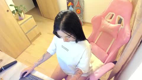 Snapshot of moon_wills chatting on 12-05-25, 03:04 MOON online show from 12-05-25, 03:04