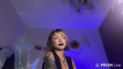 Snapshot of mooncinna chatting on 10-18-25, 08:20 Cinna online show from 10-18-25, 08:20