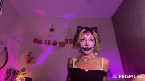 Snapshot of mooncinna chatting on 10-24-25, 11:56 Cinna online show from 10-24-25, 11:56