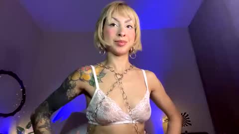 Snapshot of mooncinna chatting on 12-04-25, 09:45 Cinna online show from 12-04-25, 09:45