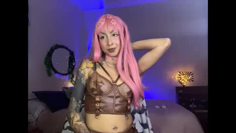 Snapshot of mooncinna chatting on 12-16-25, 10:15 Cinna online show from 12-16-25, 10:15