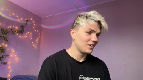 Snapshot of moonflamek chatting on 12-21-25, 02:02 moonflamek online show from 12-21-25, 02:02