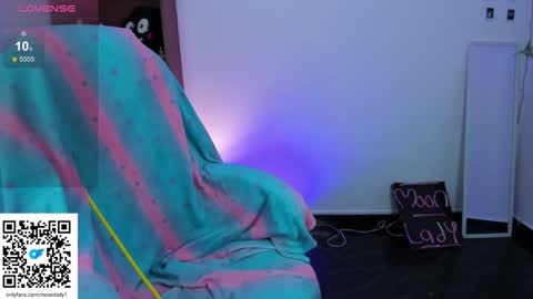 Snapshot of moonlady_ chatting on 12-16-24, 03:40 MOON online show from 12-16-24, 03:40