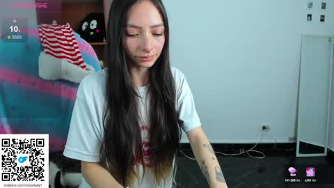 Snapshot of moonlady_ chatting on 12-18-24, 10:35 MOON online show from 12-18-24, 10:35