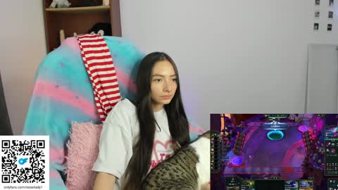 Snapshot of moonlady_ chatting on 12-21-24, 11:34 MOON online show from 12-21-24, 11:34