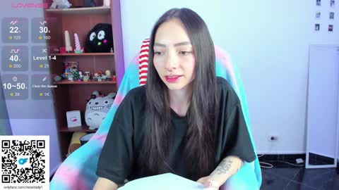 Snapshot of moonlady_ chatting on 12-26-24, 10:52 MOON online show from 12-26-24, 10:52