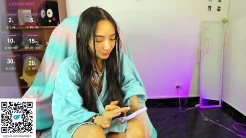 Snapshot of moonlady_ chatting on 01-21-25, 06:33 MOON online show from 01-21-25, 06:33