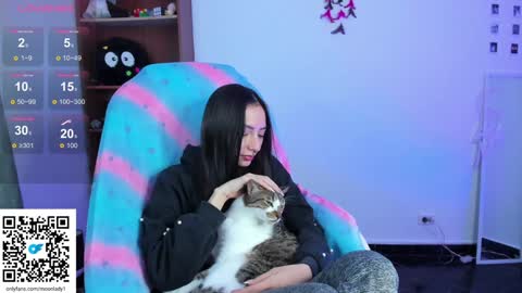 Snapshot of moonlady_ chatting on 01-28-25, 05:00 MOON online show from 01-28-25, 05:00