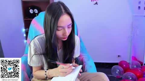 Snapshot of moonlady_ chatting on 02-12-25, 03:40 MOON online show from 02-12-25, 03:40