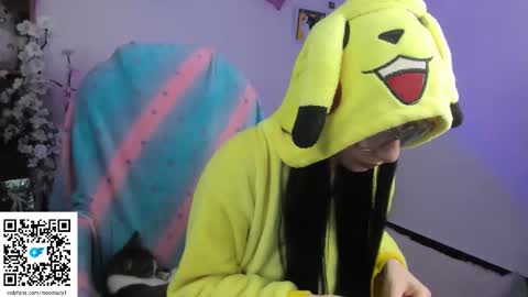 Snapshot of moonlady_ chatting on 09-15-25, 12:10 MOON online show from 09-15-25, 12:10