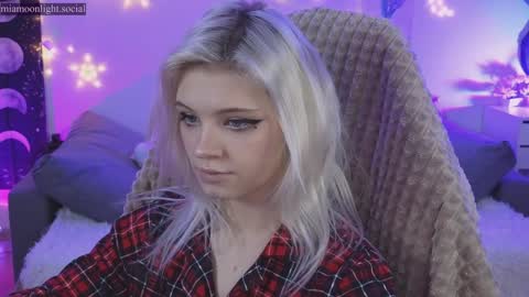 Snapshot of moonlight_mia chatting on 12-15-24, 04:37 Mia online show from 12-15-24, 04:37