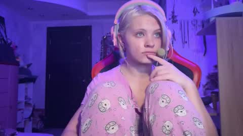 Snapshot of moonlight_mia chatting on 11-06-25, 11:04 Mia online show from 11-06-25, 11:04