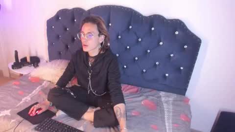 Snapshot of moonn_fox chatting on 10-03-25, 09:01 Moon online show from 10-03-25, 09:01