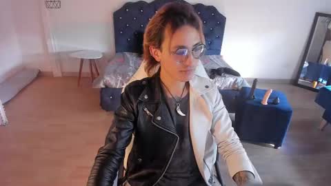 Snapshot of moonn_fox chatting on 10-07-25, 08:39 Moon online show from 10-07-25, 08:39