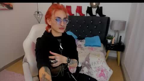 Snapshot of moonn_fox chatting on 10-16-25, 07:59 Moon online show from 10-16-25, 07:59