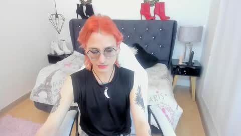 Snapshot of moonn_fox chatting on 10-18-25, 07:58 Moon online show from 10-18-25, 07:58