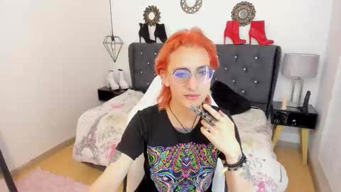 Snapshot of moonn_fox chatting on 10-19-25, 07:58 Moon online show from 10-19-25, 07:58